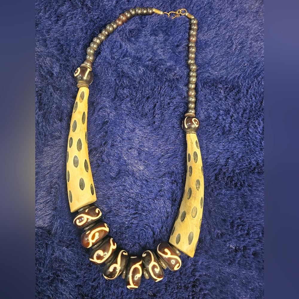 Elegant Beaded Necklace with Unique Patterns